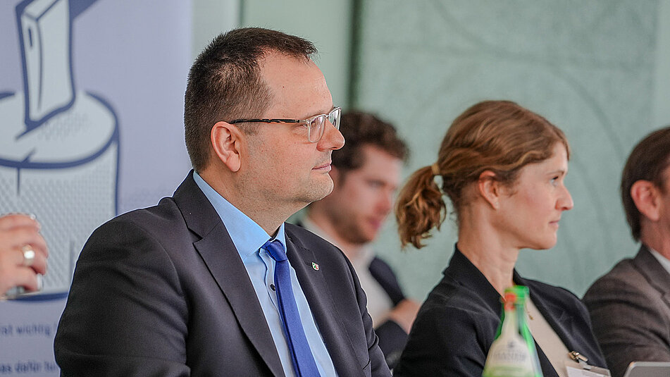 Foto von Sebastian Barchniki als Sprecher der Geschäftsführung von DIGITAL.SICHER.NRW beim Spitzengespräch