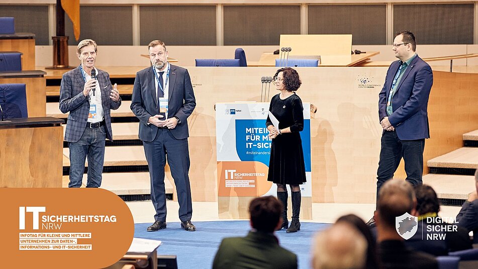 Ralf Mittelstädt, Jens Prager, Ute Lange und Sebastian Barchnicki stehen im Plenarsaal vor dem Renderpult.