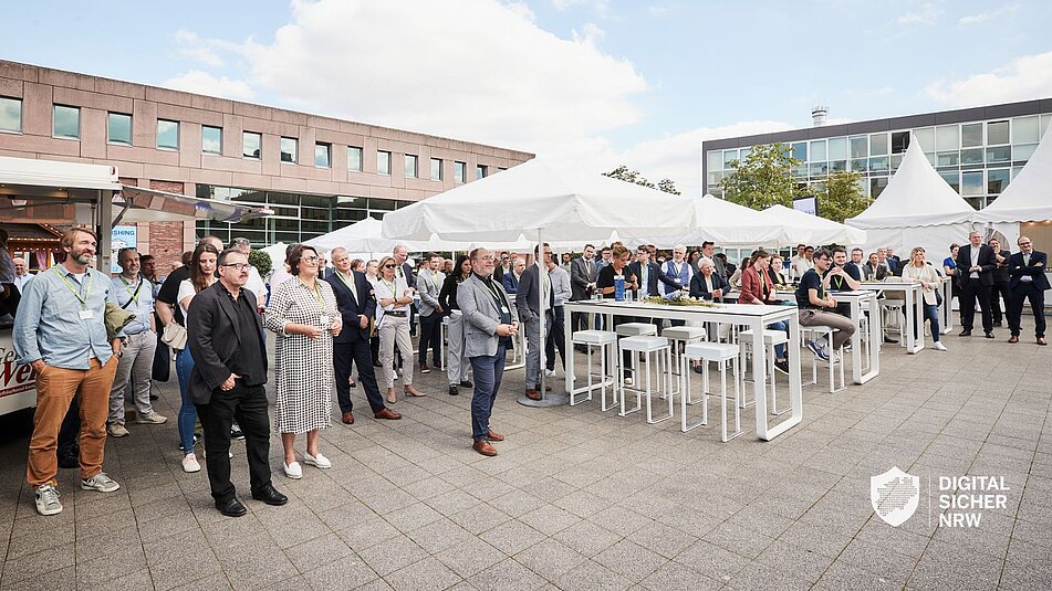 Publikum auf dem Sommerfest von DIGITAL.SICHER.NRW