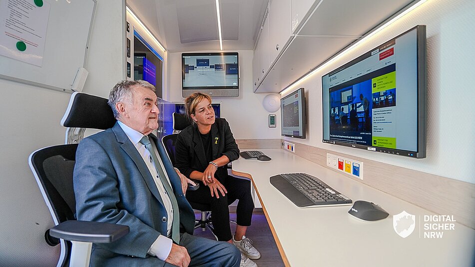 Mona Neubaur und Herbert Reul im MODAL-Fahrzeug