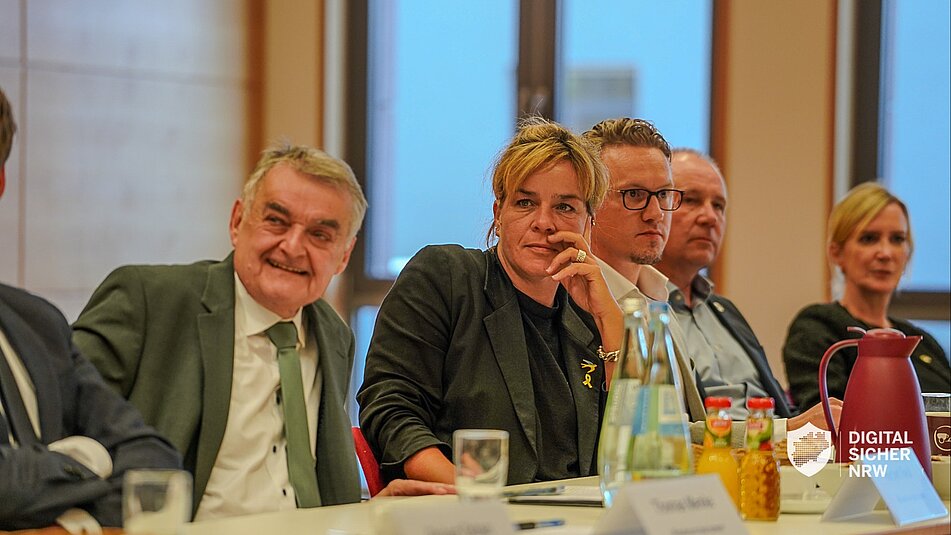 Mona Neubaur und Herbert Reul am Tisch beim Spitzengespräch