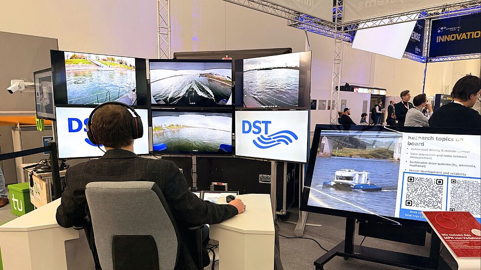 Mensch sitzt vor vielen Monitoren