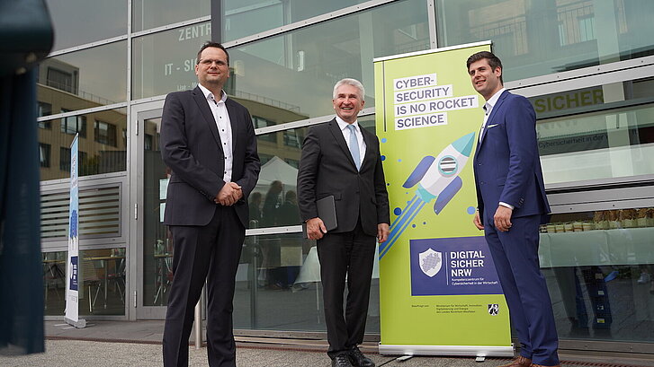 NRW Wirtschafts- und Digitalminister Prof. Dr. Andreas Pinkwart (Mitte) mit den Geschäftsführern von DIGITAL.SICHER.NRW, Sebastian Barchnicki (links) und Christian Schmickler (rechts) 
