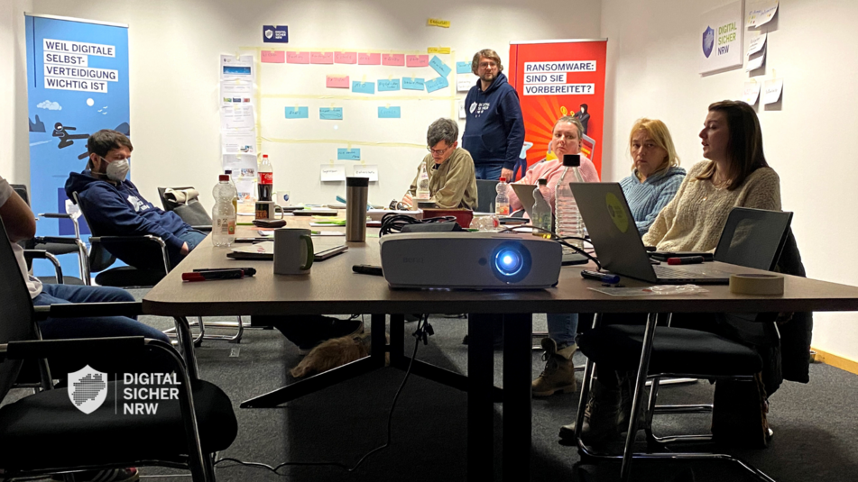 DIGITAL.SICHER.NRW Workshop – Person präsentiert in einem Besprechungsraum