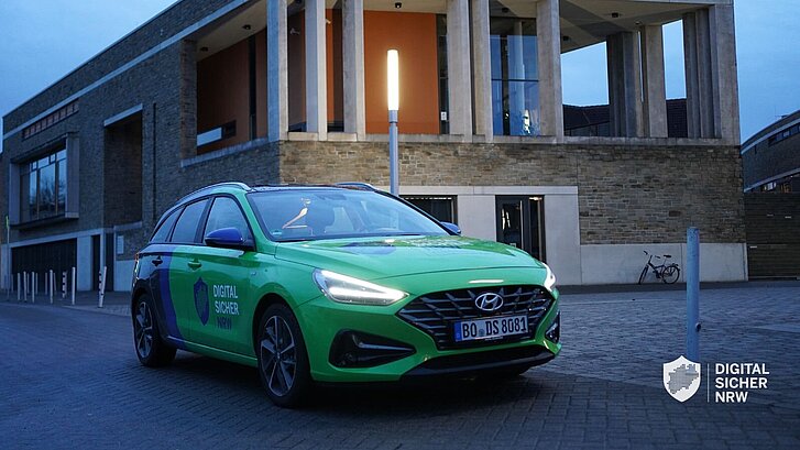 Auto von DIGITAL.SICHER.NRW auf der Roadshow Pulheim