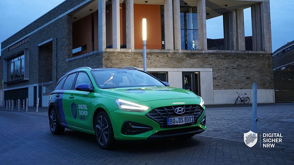 Auto von DIGITAL.SICHER.NRW auf der Roadshow Pulheim