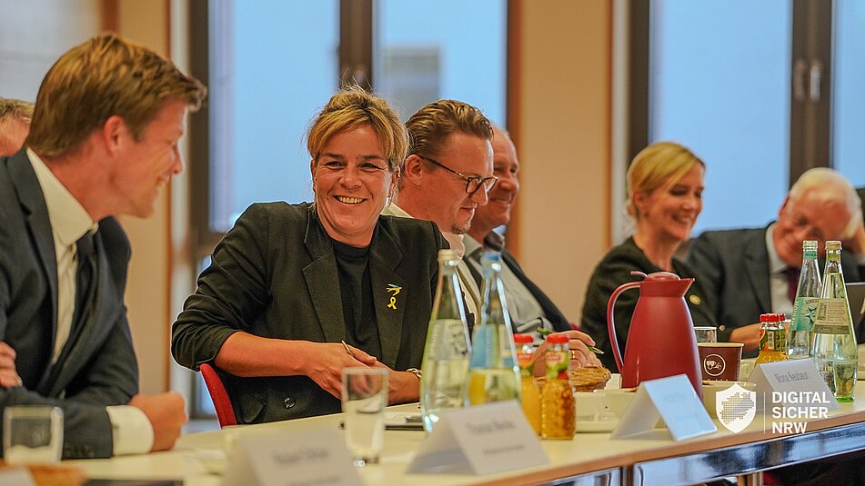 Teilnehmdes des Spitzengesprächs am Lächeln