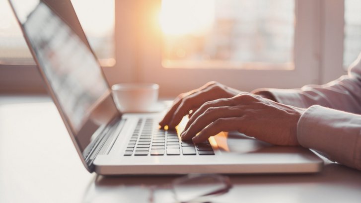 Laptop - Person tippt auf Tastatur