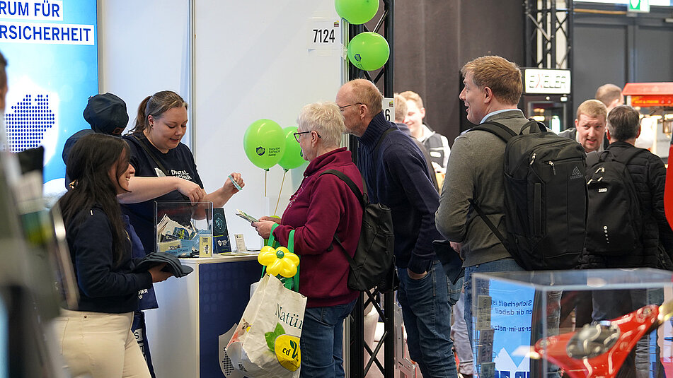 Besucher der SHK Essen am Stand von DIGITAL.SICHER.NRW
