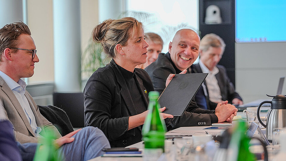 Foto von Ministerin Mona Neubaur mit weiteren Teilnehmenden des Spitzengesprächs im Dialog