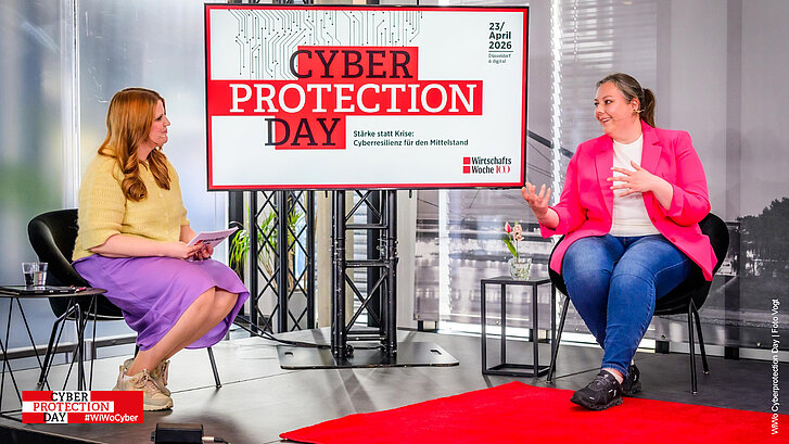 Moderatorin und Referentin auf der Bühne vom Wiwo Cyberprotection Day 2026