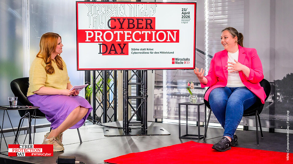 Moderatorin und Referentin auf der Bühne vom Wiwo Cyberprotection Day 2026