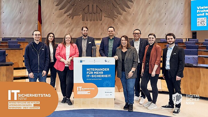 Das Team von DIGITAL.SICHER.NRW im Plenarsaal vor dem Bundesadler