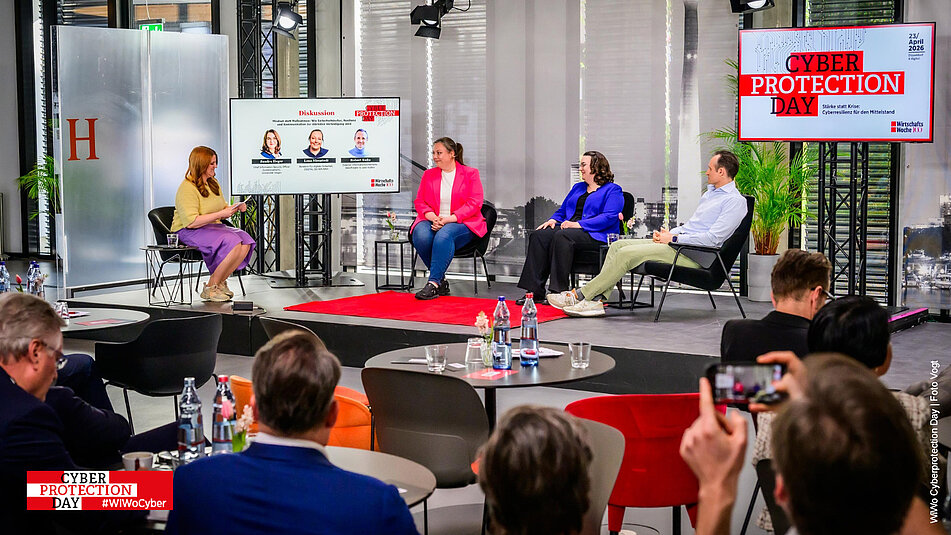 Referentinnen und Referenten in einer Paneldiskussion auf der Bühne vom Wiwo Cyberprotection Day 2026