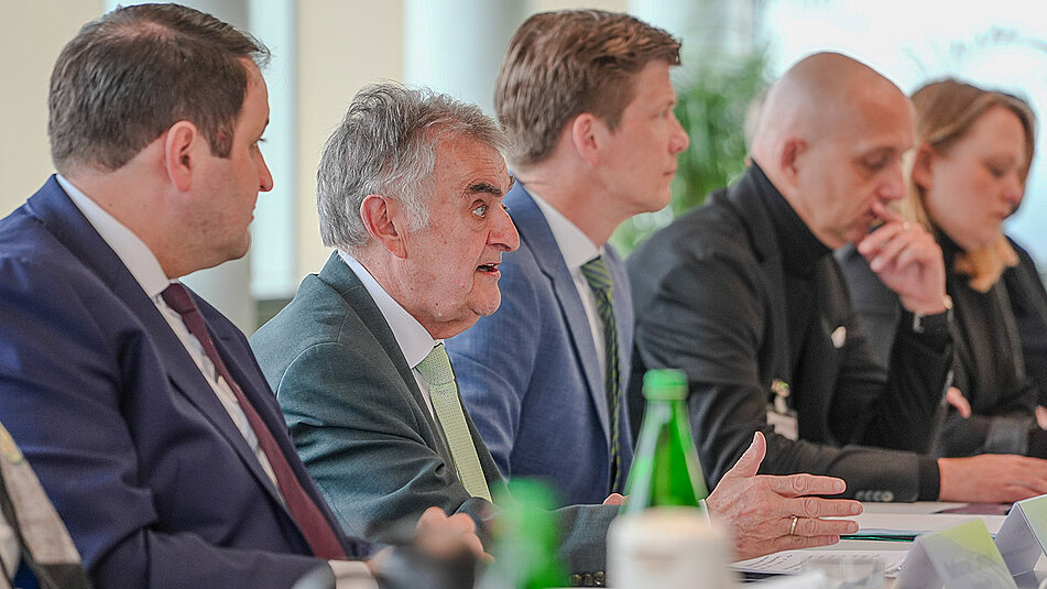 Foto von Minister Reul mit weiteren Teilnehmenden des Spitzengesprächs im Dialog