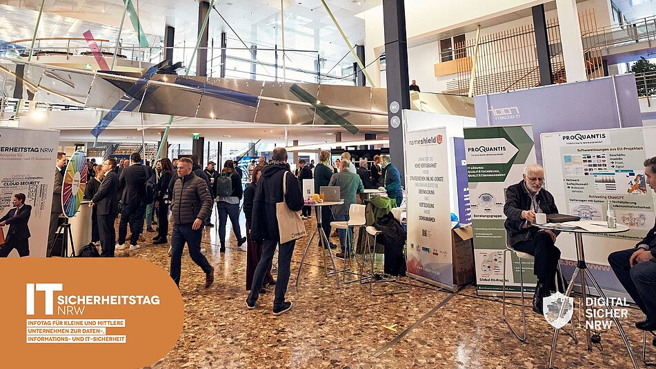 Viele Besucherinnen und Besucher an Messeständen beim IT-Sicherheitstag 