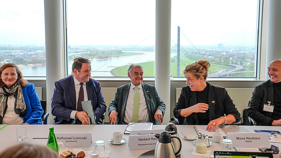 Austausch zwischen Minister Reul und Ministerin Mona Neubaur