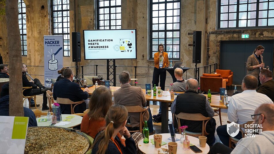 Ausschnitt vom Publikum, die zur Referentin und dem Bildschirm schauen