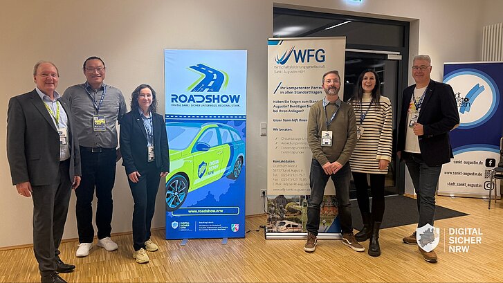 Referierende vor dem Pixlip der Roadshow