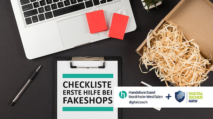 Obenansicht eines Tischs, auf dem ein Klemmbrett mit einer Checkliste, ein Laptop und Päckchen zu sehen sind