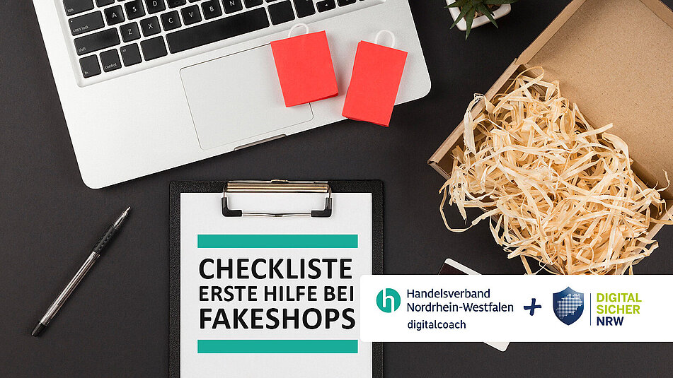 Obenansicht eines Tischs, auf dem ein Klemmbrett mit einer Checkliste, ein Laptop und Päckchen zu sehen sind